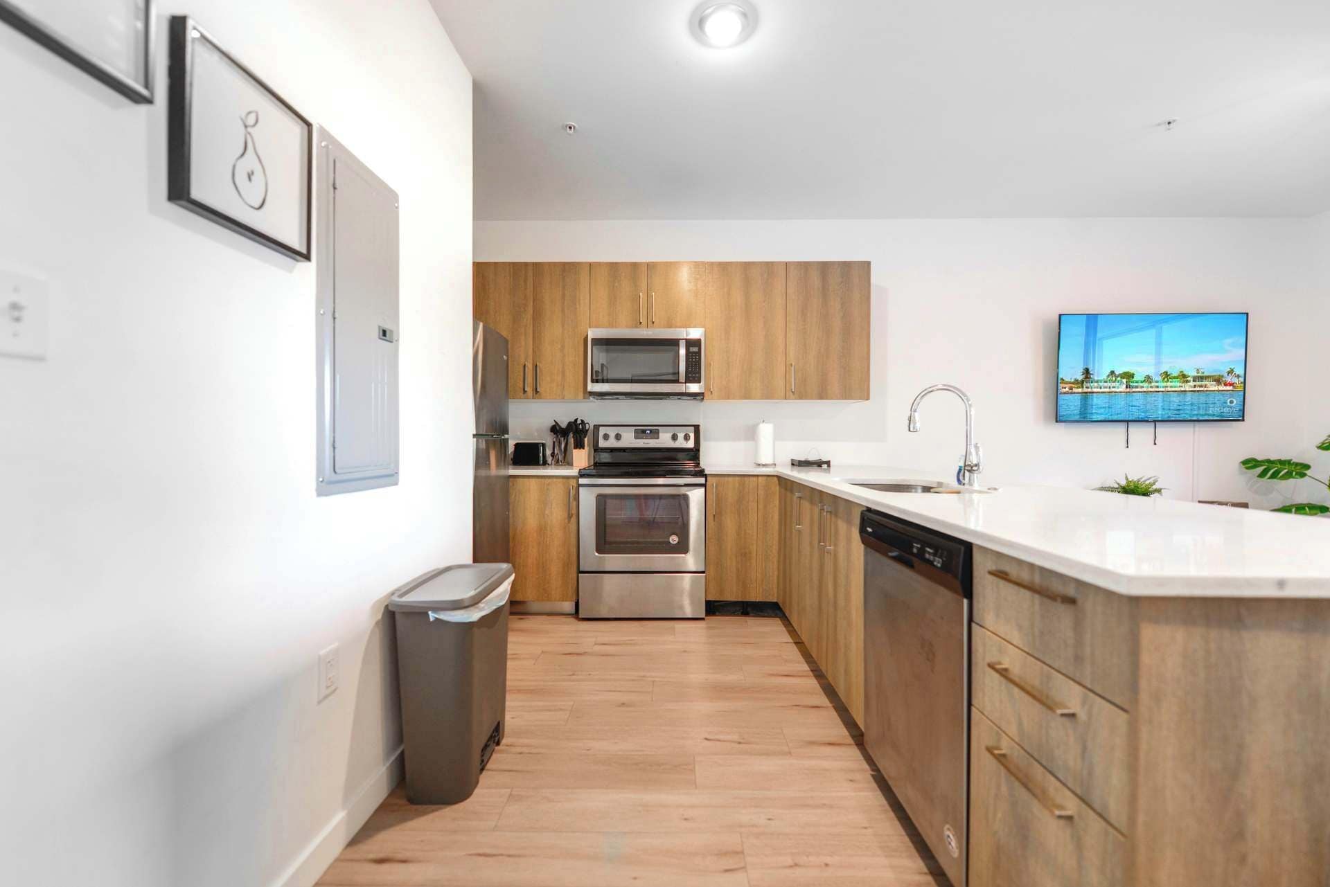 Kjøleskap, mikrobølgeovn, ovn og kokeplater