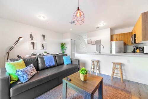 Spacious Townhouse W Free Parking