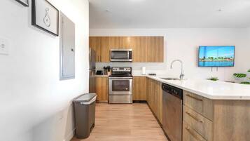 Kühlschrank, Mikrowelle, Ofen, Herdplatte