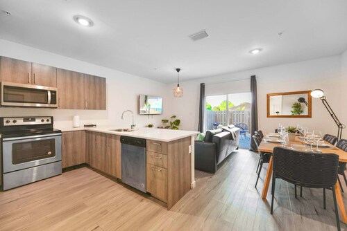 Comfortable & Spacious Townhouse w/ Free Parking