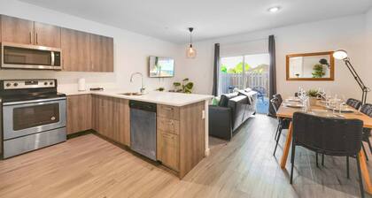 Comfortable & Spacious Townhouse w/ Free Parking