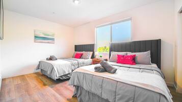 3 Schlafzimmer, Schreibtisch, Bügeleisen/Bügelbrett, WLAN