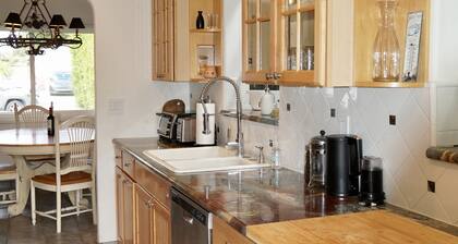 Cozy Family Hideaway, sleeps 8, yard, hikes, shops, 30 mins to beach