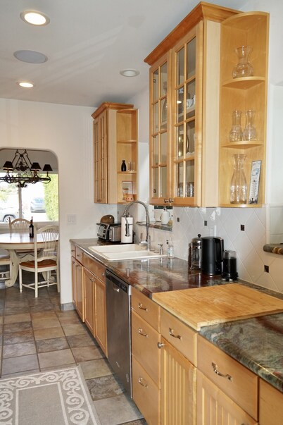 Cozy Family Hideaway, sleeps 8, yard, hikes, shops, 30 mins to beach