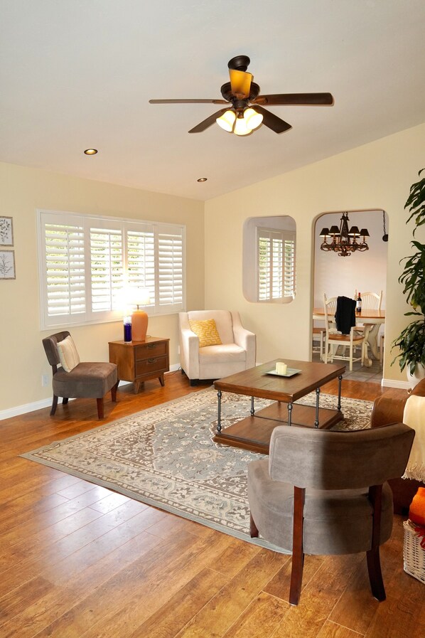 Interior - Cozy Family Hideaway, sleeps 8, yard, hikes, shops, 30 mins to beach (Simi Valley)