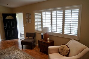 Interior - Cozy Family Hideaway, sleeps 8, yard, hikes, shops, 30 mins to beach (Simi Valley)