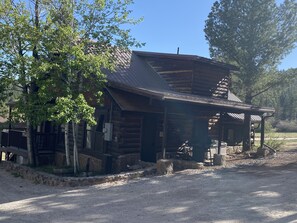 Exterior - Historic Log Cabin in Greer, AZ.  Located near Molly Butler's & Sunrise Ski Area (Greer)