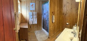 تجهيزات دش، مجففات شعر، مناشف، صابون