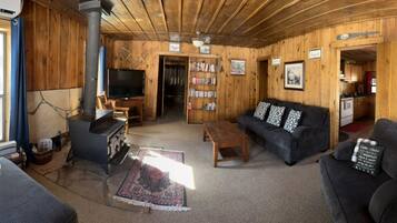 Televisión, reproductor de DVD, libros y videoteca