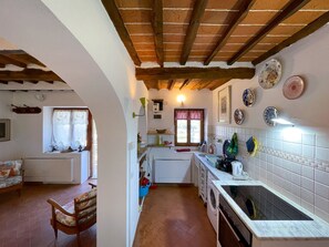 Fridge, oven - APPARTAMENTO BETTY - Appartamento Betty (Marciana)