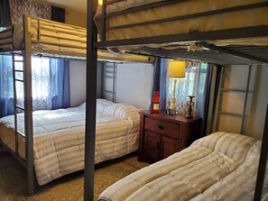 2 habitaciones, tabla de planchar con plancha y cuna de viaje