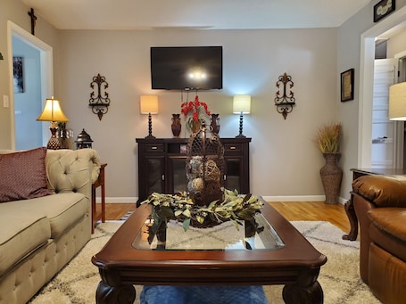 Smart TV, fireplace, DVD player, books. Comfortable and relaxing Cottage getaway.