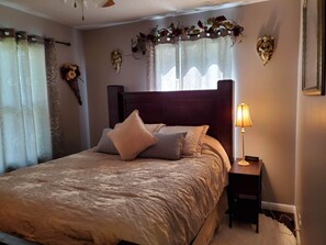 2 bedrooms, iron/ironing board, travel cot, free WiFi - Comfortable and relaxing Cottage getaway. (Saint Marys)