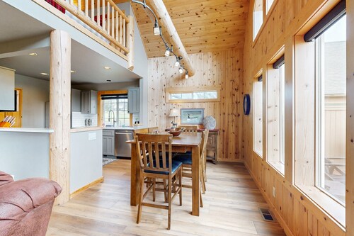 Beautifully updated, golf-course-front chalet with deck, pools, hot tubs & gyms