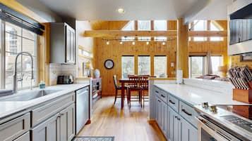 雪櫃、微波爐、焗爐、爐具