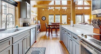 Beautifully updated, golf-course-front chalet with deck, pools, hot tubs & gyms