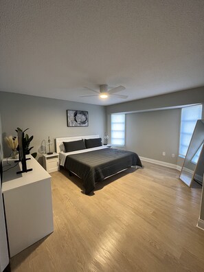 3 camere, una scrivania, ferro/asse da stiro, culla da viaggio