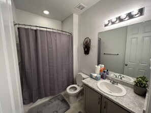 Dusj, hårføner, håndklær og såpe