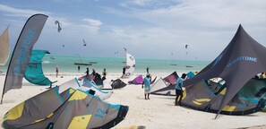 Ubicación cercana a la playa y toallas de playa