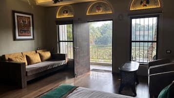 Select Comfort beds, rollaway beds, free WiFi, bed sheets