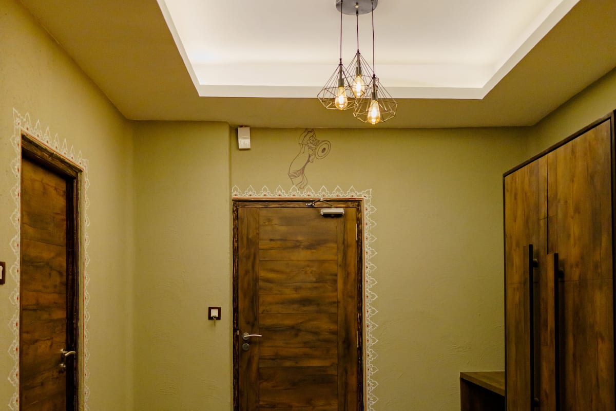 Shower, rainfall showerhead, free toiletries, towels