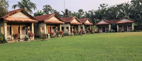 Select Comfort beds, rollaway beds, free WiFi, bed sheets