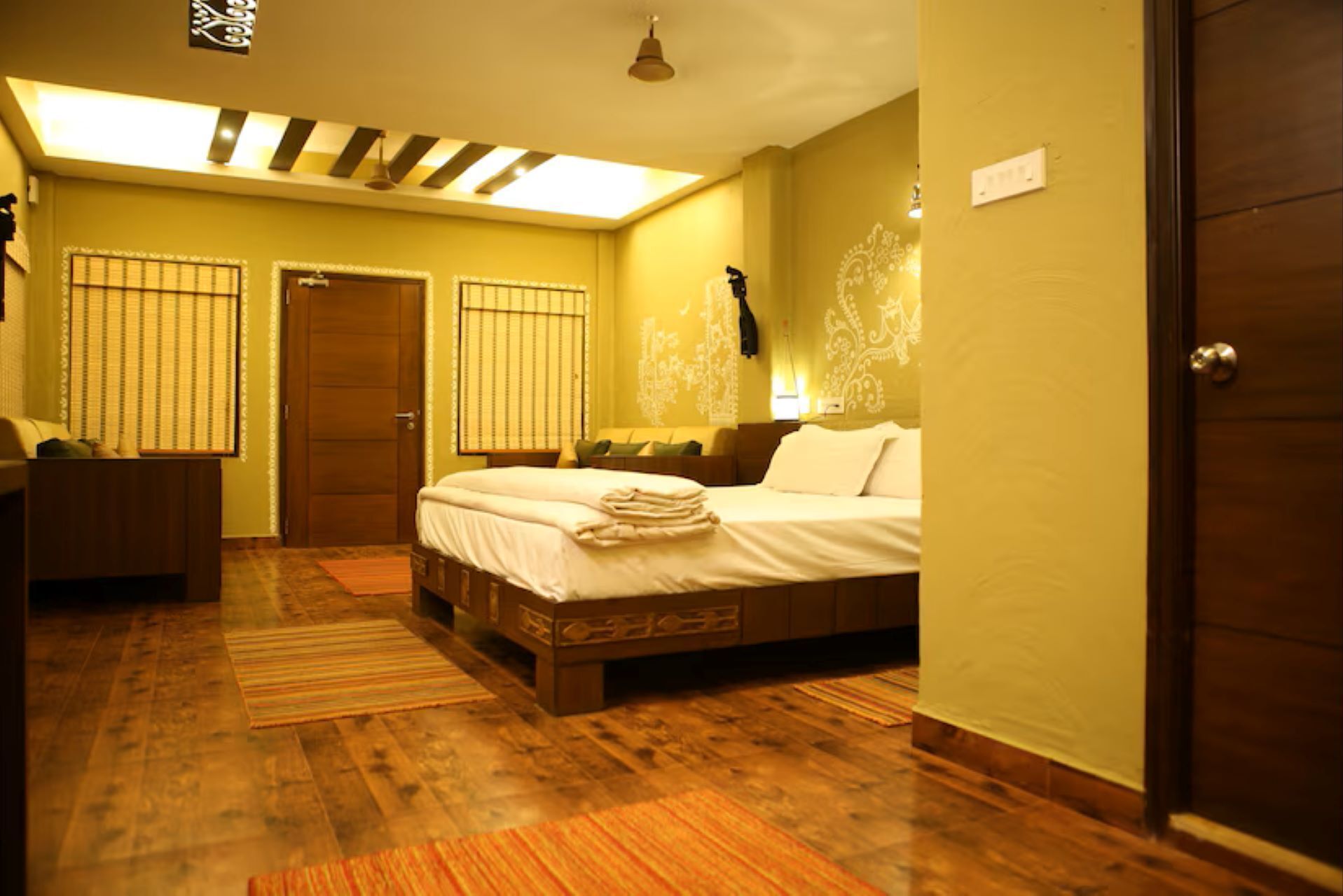 Un dormitorio con cama de madera, una mesita de noche, un armario y una ventana con persianas.