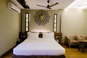 Select Comfort beds, rollaway beds, free WiFi, bed sheets