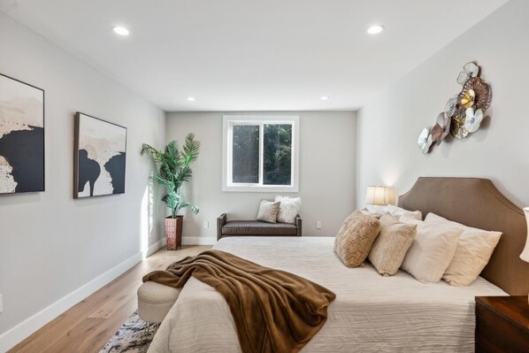 2 bedrooms, desk, iron/ironing board, WiFi