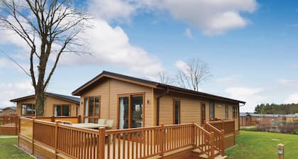 Cheddar Lodge Premier