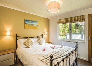 4 bedrooms, free WiFi - Tennyson Premier Lodge (Wootton, Nr Cowes)