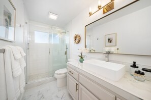 Een douche, een haardroger, handdoeken, zeep