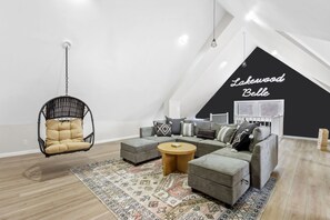 Smart TV, video games, Netflix, table football - The Lakewood Belle! Family Friendly Home -10 mins to Downtown (Cleveland)