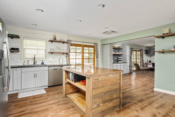 ثلاجة، ميكروويف، فرن، موقد طهي مسطح