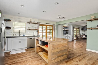 Splendid Location, Single Level, Pet Friendly, Huge Fenced Yard, BBQ, Games, Next to School Fields