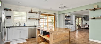 Splendid Location, Single Level, Pet Friendly, Huge Fenced Yard, BBQ, Games, Next to School Fields