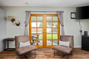 تلفزيون، مدفأة، كرة قدم الطاولة، كُتُب