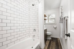 Combined shower/bathtub, hair dryer, towels, shampoo - Splendid Location, Single Level, Pet Friendly, Huge Fenced Yard, BBQ, Games, Next to School Fields (Hillsboro)