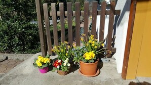 A garden area with potted plants and a wooden fence. - Wonderful apartment with fantastic view Top 2 (2nd floor) (Wald am Arlberg)