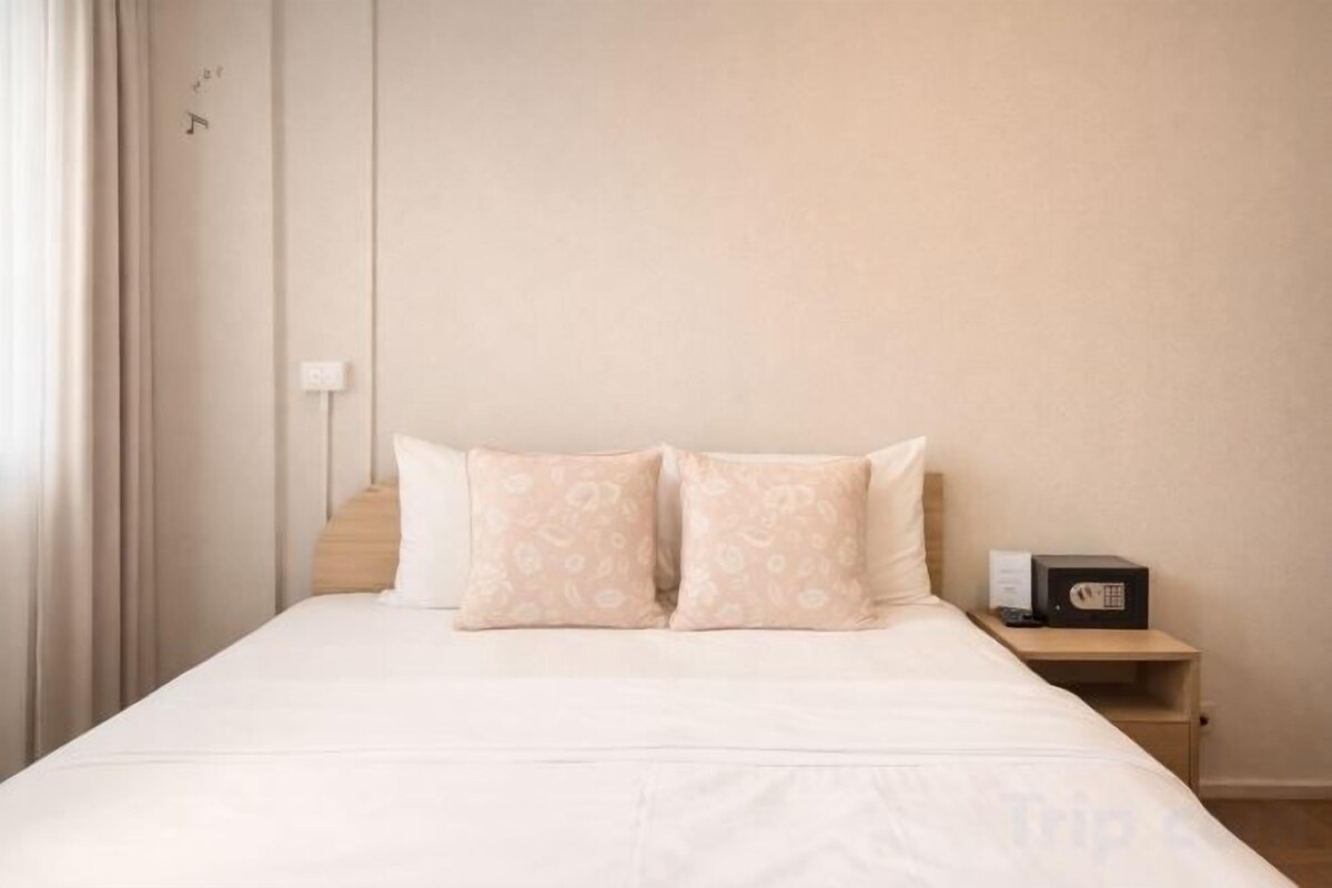 Premium bedding, pillow-top beds, free minibar, laptop workspace
