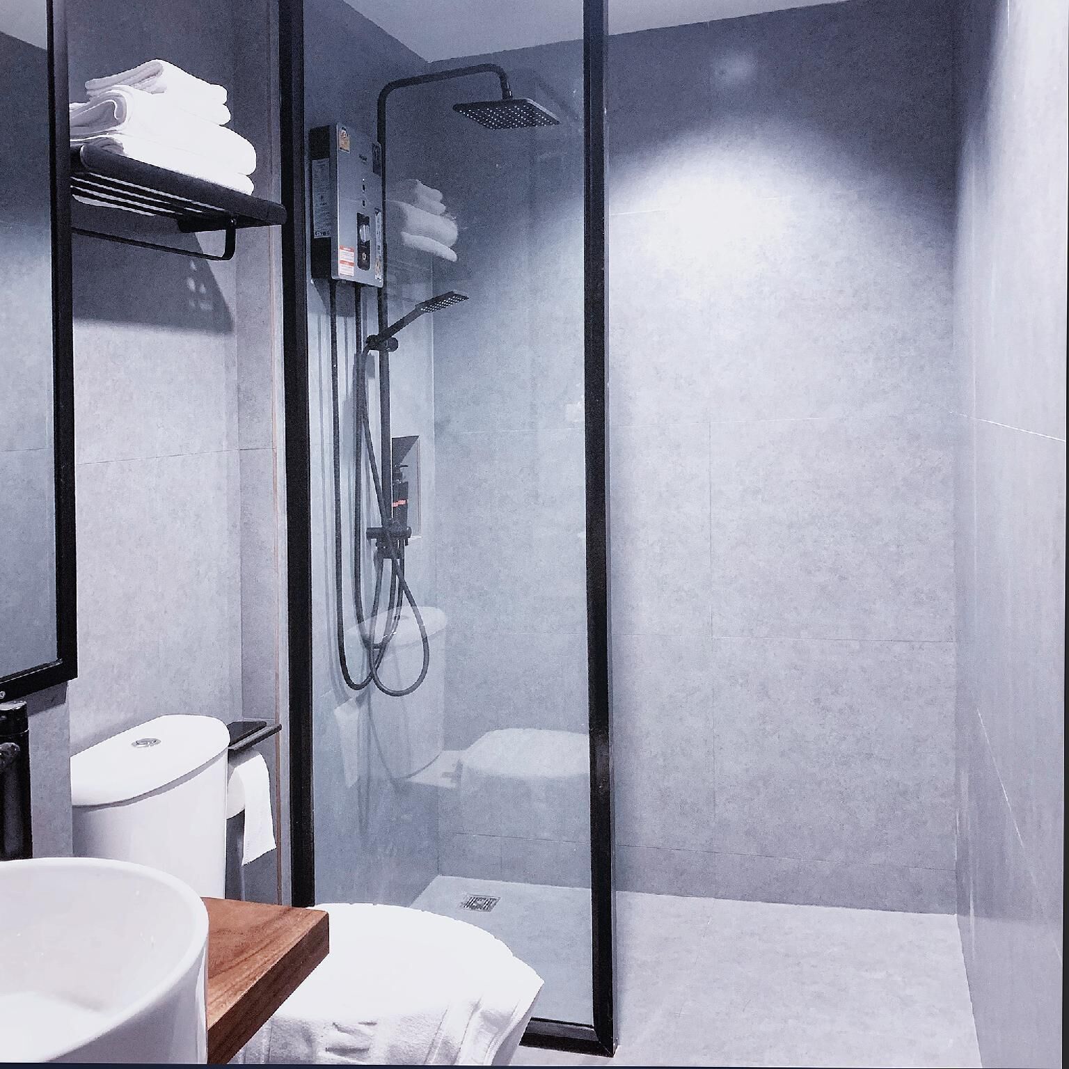 Shower, rainfall showerhead, free toiletries, hair dryer