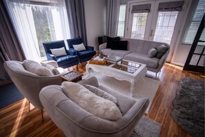 Living area - Charming 3-bedroom 4 bath house in serene Green Bay with WiFi,AC (Green Bay)