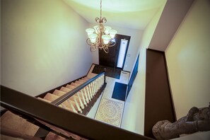 Interior - Charming 3-bedroom 4 bath house in serene Green Bay with WiFi,AC (Green Bay)