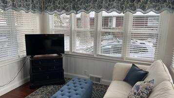 Een smart-tv en boeken