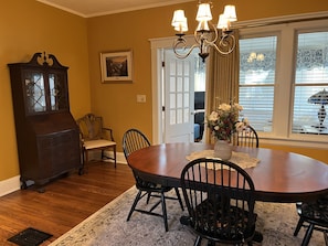 Dining - Historic home in the Village of Lewiston - short walk to dining, concerts, river (Lewiston)