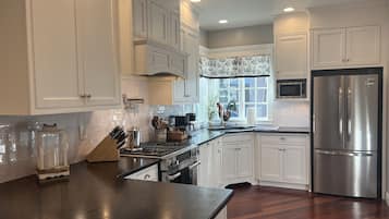 Een koelkast, een oven, een kookplaat, een koffiezetapparaat/waterkoker