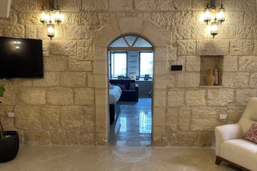 Classic Room | Living area | 55-inch TV with satellite channels, Netflix, Hulu