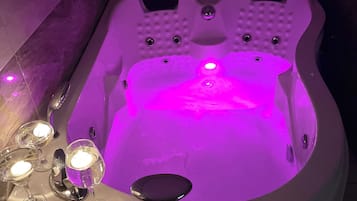 Romantische kamer | Badkamer | Een douche, een regendouche, gratis toiletartikelen, een haardroger