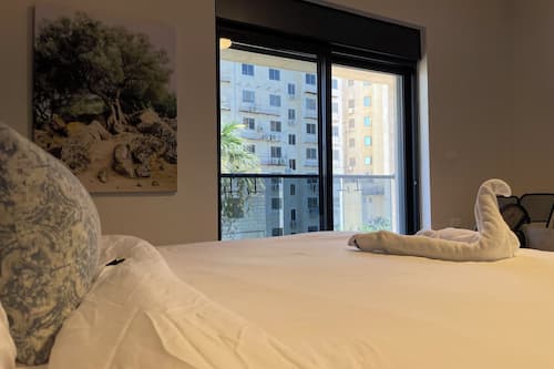Panoramic Room | Premium bedding, down comforters, Select Comfort beds, desk