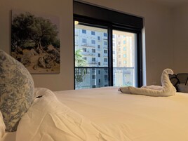 Panoramic Room | Premium bedding, down comforters, Select Comfort beds, desk